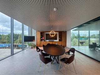 Modern bedrijfsgebouw op strategische toplocatie, vlak naast de <strong>E40 </strong>ter hoogte van Erembodegem. Het pand combineert volledig ingerichte en bemeubelde kantoren met een ruime opslagruimte van <strong>758 m²</strong>.<br /><br /><strong>Kantoren</strong><br />De kantoren van een brutovloeroppervlakte van 344 m²zijn smaakvol ingericht en volledig bemeubeld, met comfortabele werkplekken voor 12 personen. Daarnaast beschikt het pand over een gemeenschappelijke zone met een volledig uitgeruste keuken, sanitair, ontspanningsruimte en vergaderzaal.<br /><br /><strong>Opslagruimte</strong><br />De opslagruimte van 758 m² heeft een vrije hoogte van 8 meter en is uitgerust met een sectionaalpoort en laad- en loskade. Dankzij de lichtstraten geniet de ruimte van een aangename natuurlijke lichtinval. Verder beschikt de opslagruimte over een duurzame polybetonvloer met een draagkracht van 3 ton/m².<br /><br />Op de site zijn 9 parkeerplaatsen beschikbaar.<br /><br />Dankzij de strategische ligging vlak bij de E40 geniet het bedrijfsgebouw van een uitstekende bereikbaarheid en vormt het een ideale uitvalsbasis voor bedrijven die kantoor- en opslagruimte willen combineren.<br /><br /><br />Interesse of vragen over de mogelijkheden?<br />Neem gerust contact met <strong>Simon De goque</strong> op <u><em><strong>+32 473 37 55 50</strong></em></u> of <u><em><strong>simon.dg@kmovastgoed.be</strong></em></u> voor een vrijblijvend gesprek of een bezoek ter plaatse.<br />Wij denken graag met u mee over een oplossing op maat van uw onderneming.