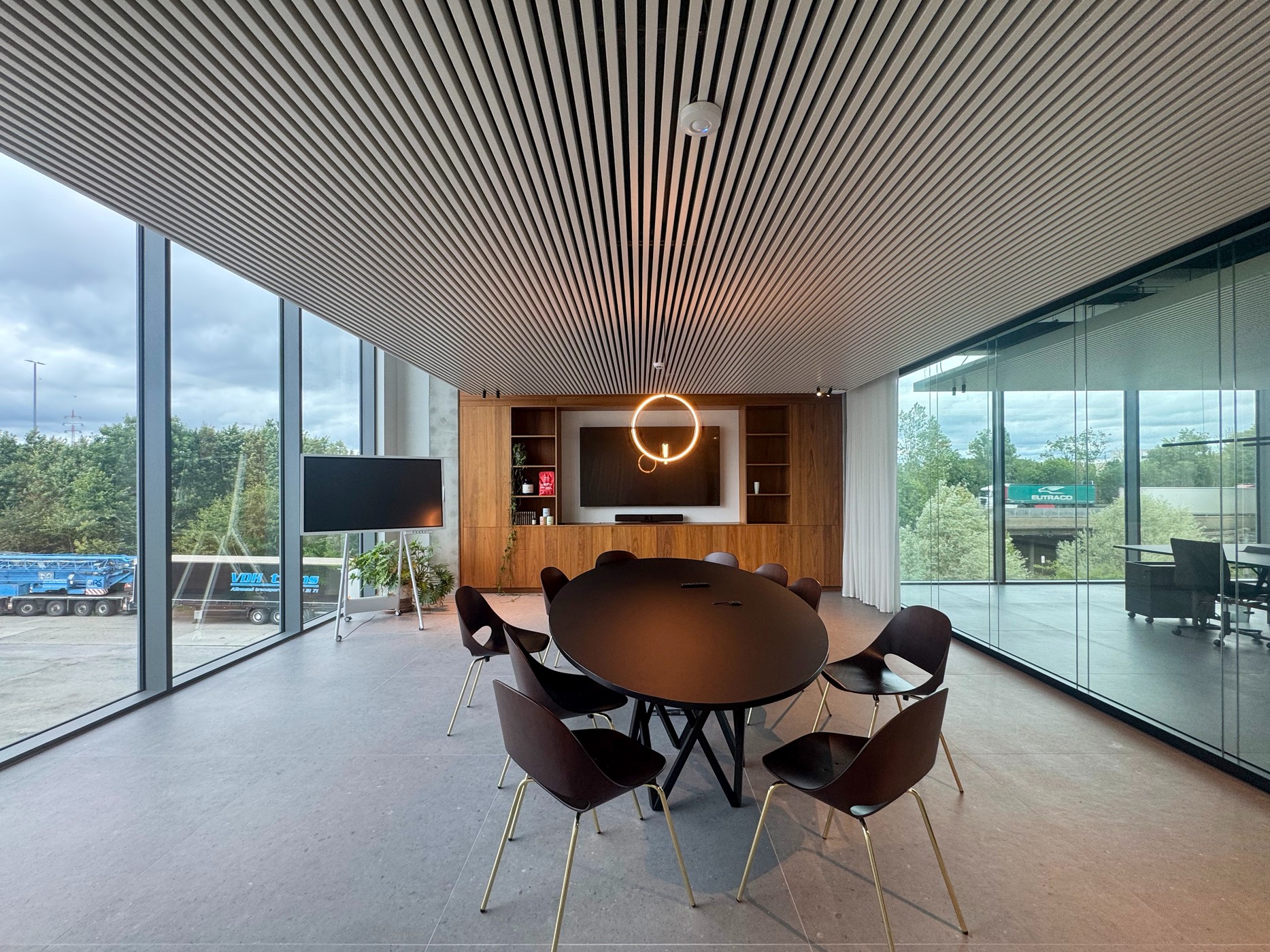 Modern bedrijfsgebouw met laadkaai vlak naast de E40 - foto 2