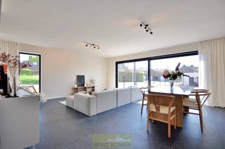 Cette maison moderne de construction récente est située au calme à Otegem, une commune de Zwevegem, et bénéficie d'une excellente accessibilité. Vous vous trouvez à proximité d'Avelgem et d'Anzegem, avec une liaison rapide vers Courtrai et Waregem. De plus, l'E17 est facilement accessible, ce qui rend cette maison idéale pour les navetteurs.<br /><br />La disposition de la maison est la suivante : vous entrez dans la maison par le hall d'entrée, qui comprend des toilettes pour invités et un débarras pratique. Vous accédez ensuite au salon lumineux, d'où vous profitez d'une agréable connexion avec le jardin. L'agencement ouvert confère une sensation d'espace et comprend un coin salon confortable, une salle à manger et une cuisine entièrement équipée.<br /><br />Au premier étage se trouvent trois chambres et une salle de bains moderne, équipée de toilettes, d’une baignoire, d’une douche et d’un lavabo. Un escalier fixe vous mène aux combles, qui offrent de nombreuses possibilités, telles qu’une chambre supplémentaire, un bureau ou un espace de loisirs. De plus, la maison dispose d’un garage spacieux de pas moins de 40 m².<br /><br />En termes de confort et d'efficacité énergétique, cette maison est tout à fait dans l'air du temps. Le chauffage est assuré par une pompe à chaleur combinée à un chauffage au sol, ce qui garantit un climat intérieur agréable. De plus, des panneaux solaires sont installés.<br /><br />Plus d'infos ? Contactez Els au 0478 61 64 34 ou à l'adresse els@immoroman.be