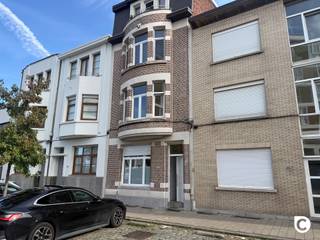<p><span>GELIJKVLOERS 1-SLAAPKAMERAPPARTEMENT MET PRIVATIEVE TUIN</span></p><p><span>Dit aangename gelijkvloersappartement met één slaapkamer en een privatieve tuin is gelegen in een verzorgd gebouw en biedt een mooie combinatie van comfort, rust en praktisch woonplezier.</span></p><p><span>De ligging is bijzonder gunstig: een buurtwinkel, openbaar vervoer en verschillende parken bevinden zich op wandelafstand. Daarnaast geniet u van een vlotte verbinding naar Antwerpen, Mechelen en Brussel.</span></p><p><span>Leefruimte &amp; keuken</span><span><br />De royale en lichtrijke leefruimte biedt een aangename en rustige woonomgeving met veel natuurlijke lichtinval. Aansluitend bevindt zich de open keuken, die volledig is uitgerust met alle nodige toestellen.</span></p><p><span>Privatieve tuin</span><span><br />Een absolute troef van dit appartement is de privatieve tuin. Deze geniet van veel privacy en vormt een aangename buitenruimte om te ontspannen of gezellig te vertoeven.</span></p><p><span>Slaapkamer &amp; badkamer</span><span><br />Het appartement beschikt over één comfortabele slaapkamer.</span></p><p><span>De volledig ingerichte badkamer is voorzien van een stijlvolle lavabo met meubel, een spiegelkast en een inloopdouche. Het toilet bevindt zich apart, wat extra comfort biedt.</span></p><p><span>Kelders</span><span><br />Er zijn maar liefst twee privatieve kelders aanwezig, ideaal voor extra bergruimte.</span></p><p><span>Algemene kosten</span><span><br />60 per maand.</span></p><p><span>Troeven</span></p><ul><li><span>Charmant gelijkvloers 1-slaapkamerappartement</span></li><li><span>Privatieve tuin met veel privacy</span></li><li><span>Lichtrijke leefruimte</span></li><li><span>Open keuken met alle toestellen</span></li><li><span>Moderne badkamer met inloopdouche</span></li><li><span>Apart toilet</span></li><li><span>Twee privatieve kelders</span></li><li><span>Gunstig EPC label B</span></li><li><span>Onmiddellijk beschikbaar</span></li></ul><p><span>Vlotte verbinding naar Antwerpen, Mechelen en Brussel</span></p>