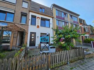 <p><span>Berchem: Groenenhoek: Langemarkstraat 33: energiezuinige stadswoning 3 slaapkamers met mogelijkheid aankoop garagebox</span></p><p><span>In een rustige straat in de gegeerde Groenenhoekwijk te Berchem bevindt zich deze instapklare en verrassend ruime stadswoning met gezellige stadstuin, mooie voortuin én mogelijkheid tot aankoop ruime garagebox van ca. 25 m² (€32 000) op wandelafstand van de woning.</span></p><p><span>De woning combineert charme, comfort en energiezuinigheid dankzij onder andere 16 zonnepanelen (350 Wp per paneel totaal vermogen 5.600 Wp), dubbele beglazing en airconditioning op het gelijkvloers en in de master bedroom. Bovendien zorgt de stijlvolle LED-gevelverlichting met instelbare kleuren voor een moderne en sfeervolle uitstraling.</span></p><p><span>Met een uitstekende Mobiscore van 9,5/10 geniet u hier van een topligging vlakbij winkels, scholen, openbaar vervoer, parken en belangrijke verbindingswegen.</span></p><p><span>Indeling:</span></p><p><span>Gelijkvloers:<br />Inkomhal met gastentoilet, gezellige salon- en leefruimte en een volledig ingerichte open keuken met zicht op de stadstuin. Via de keuken bereikt u tevens de kelderverdieping.</span></p><p><span>Kelderverdieping:</span><span><br />Volledig ingerichte multifunctionele hobbyruimte, ideaal als ontspanningsruimte, home cinema of extra bureau.</span></p><p><span>Eerste verdieping:</span><span><br />Ruime polyvalente ruimte/bureau, perfect voor thuiswerk of hobby. Verder bevindt zich hier de stijlvolle badkamer uitgerust met een inloopdouche en ligbad, alsook de ruime master bedroom met airconditioning.</span></p><p><span>Tweede verdieping:</span><span><br />Twee volwaardige slaapkamers.</span></p><p><span>Extra troeven:</span></p><ul><li><span>Uitstekende Mobiscore: 9,5/10 </span></li><li><span>Mooie voortuin </span></li><li><span>Sfeervolle LED-verlichting aan de gevel met instelbare kleuren </span></li><li><span>Garagebox van ca. 25 m² mogelijk aankopen €32 000 (Langemarkstraat 29) </span></li><li><span>16 zonnepanelen totaal 5.600 Wp </span></li><li><span>Airco op gelijkvloers en master bedroom </span></li><li><span>Vooraan Miranti houten ramen </span></li><li><span>Achteraan aluminium ramen met dubbele beglazing </span></li><li><span>Gezellige stadstuin </span></li><li><span>polyvalente ruimte met verschillende mogelijkheden</span></li><li><span>Centrale ligging nabij winkels, scholen, openbaar vervoer en verbindingswegen </span></li></ul><p><span> </span></p><p><span>Een ideale woning voor gezinnen, thuiswerkers of wie op zoek is naar ruimte en comfort op een toplocatie.</span></p><p><span> </span></p><p><span>Uiterlijk beschikbaar vanaf 15/03/2027.</span></p>