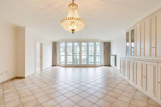 Op zoek naar een ruim en lichtrijk appartement in het centrum van Hasselt? Dit pareltje op de vierde verdieping biedt alles wat u zoekt!U komt binnen...
