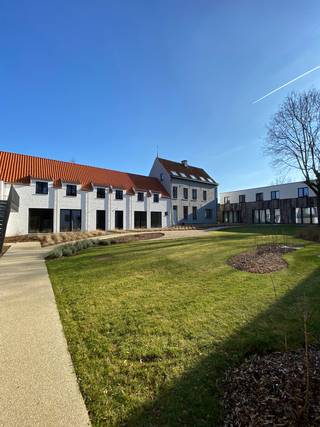 Deze energiezuinige nieuwbouwwoning is gelegen in project Hoezebeekhoeve en bestaat uit een grote en lichtrijke leefruimte met open keuken, berging, toilet, 3 slaapkamers en een badkamer met douche, dubbele wastafel en ligbad. Buiten is er een privéterras van 11m2 voorzien. Mogelijkheid tot aankoop van een overdekte staanplaats. Deze woning voldoet aan de laatste nieuwe normen mbt energie en ventilatie. Buiten is er een prachtig aangelegde gemeenschappelijke tuin van 700 m2. Dit is een pand voor de meerwaardezoeker!