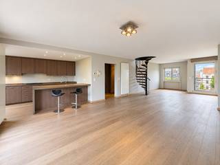 TE KOOP – GENT. Op een bijzonder gegeerde locatie aan de Visserij geniet u van een unieke woonbeleving met een totale oppervlakte van maar liefst 230 m² en circa 100 m² aan royale terrassen. Het adembenemende 180°-uitzicht over het water en de groene omgeving vormt hier elke dag opnieuw het decor.<br />De verschillende terrassen nodigen uit om volop van het buitenleven te genieten: van een rustig ontbijt in de ochtendzon tot een aperitief of lange zomeravond met familie en vrienden.<br />Ook binnen voelt u zich meteen thuis. De massief houten parketvloer, natuurlijke materialen en kwalitatieve afwerking creëren een warme, stijlvolle sfeer. Grote raampartijen halen het landschap naar binnen en verbinden de leefruimtes naadloos met de terrassen.<br />De inkomhal met ingemaakte vestiairekast biedt toegang tot het gastentoilet, een eerste badkamer en een ruime slaapkamer, momenteel ingericht als bureau. Vervolgens ontvouwt zich de royale leefruimte met volledig uitgeruste open keuken, hoogwaardige toestellen, een centraal kookeiland en een geïntegreerde wijnkoeler: de ideale plek om samen te koken, te aperitieven en uitgebreid te tafelen.<br />Via de elegante houten draaitrap bereikt u de bovenverdieping en het ruime zonneterras, waar u in alle privacy van het panoramische uitzicht geniet. Hier bevinden zich twee volwaardige slaapkamers, een stijlvolle badkamer, een aparte dressing en een praktische wasruimte met wasmachine en droogkast.<br />Talrijke ingemaakte kasten, doordachte opbergoplossingen en meerdere buitenbergingen bieden uitzonderlijk veel comfort zonder afbreuk te doen aan het ruimtelijke gevoel.<br />Een zeldzaam penthouse waar royale volumes, hoogwaardige afwerking en uitzonderlijk buitenleven samenkomen op een unieke ligging aan de Visserij.<br />Mogelijkheid tot aankoop autostaanplaats in het gebouw.