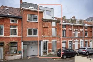 Op een absolute toplocatie in het centrum, op wandelafstand van het station, winkels, restaurants en alle voorzieningen, bevindt zich deze uitzonderlijke architectenwoning met loftallure. Achter de karaktervolle gevel gaat een verrassend ruim en hedendaags woonconcept schuil, waar licht, architectuur en wooncomfort naadloos samenkomen.<br /><br />Bij het binnenkomen word je verwelkomd in een ruime inkomhal met praktische berging. Aansluitend bevindt zich de eetruimte, die dankzij de grote raampartijen baadt in het natuurlijke licht en uitgeeft op een gezellige stadstuin – een zeldzame, groene oase van rust midden in de stad. De keuken wordt nog geplaatst en kan, in overleg met de koper, volledig afgestemd worden op persoonlijke smaak en wensen.<br /><br />De indrukwekkende designtrap vormt het architecturale middelpunt van de woning en verbindt de verschillende niveaus op een speelse en elegante manier.<br /><br />De eerste verdieping biedt plaats aan een aangename leefruimte, een eerste slaapkamer en een apart gastentoilet. Op de tweede verdieping bevinden zich een stijlvolle badkamer met ligbad, inloopdouche en dubbele lavabo, een tweede slaapkamer en een afzonderlijk toilet.<br /><br />De bovenste verdieping vormt een echte troef met een derde slaapkamer of polyvalente ruimte die uitgeeft op een zonnig dakterras. Van hieruit geniet je van een uniek uitzicht over de historische skyline van de stad.<br /><br />Ook op technisch vlak scoort deze woning uitstekend. Dankzij het EPC A, de warmtepomp, zonnepanelen en vloerverwarming geniet je van een bijzonder energiezuinige en toekomstgerichte woning met een maximaal wooncomfort en minimale energiekosten.<br />Een unieke stadswoning voor wie op zoek is naar architectuur, duurzaamheid en buitenruimte op een toplocatie. Ideaal als eigen woning, pied-à-terre of investering.<br /><br />Interesse? Contacteer ons voor een bezoek en ontdek zelf dit bijzondere pand.