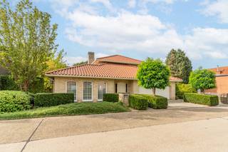 <p><span>In een rustige residentiële omgeving bevindt zich deze uitstekend onderhouden vrijstaande woning uit 2004. Met een bewoonbare oppervlakte van 263 m² op een perceel van 1.158 m² combineert deze eigendom ruimte, comfort en flexibiliteit. Dankzij vier slaapkamers, twee badkamers, een bureau, een dubbele garage, een verwarmd zwembad en een aparte woonmogelijkheid is deze woning ideaal voor gezinnen die op zoek zijn naar extra leefruimte en toekomstgerichte mogelijkheden.</span></p>
<p><span>De inkomhal geeft toegang tot een ruime en lichtrijke leefruimte waar grote raampartijen zorgen voor een aangename verbinding met de tuin en het zwembad. Het natuurlijke licht en het open zicht creëren een bijzonder aangename woonbeleving. Aansluitend bevindt zich de volledig uitgeruste keuken met alle nodige toestellen en voldoende werk- en bergruimte.</span></p>
<p><span>Naast de leefruimte ligt een praktisch bureau dat perfect dienst kan doen als thuiswerkplek, studieruimte of hobbykamer. Dankzij de aansluiting met de woonkamer blijft het contact met het gezinsleven behouden.</span></p>
<p><span>Een belangrijke troef van deze woning is de ruime slaapkamer van 34,5 m² op het gelijkvloers. Deze ruimte beschikt over aansluitingen voor een kitchenette, een eigen badkamer, een aparte ingang en een afzonderlijke videofoon. Hierdoor ontstaat een volwaardige tweede woongelegenheid die zich uitstekend leent voor kangoeroewonen, inwonende familie, een zelfstandige activiteit of een combinatie van wonen en werken.</span></p>
<p><span>Op de verdieping bevinden zich de overige slaapkamers en een tweede badkamer, waardoor elk gezinslid kan genieten van voldoende privacy en comfort.</span></p>
<p><span>Ook buiten is het aangenaam vertoeven. De volledig omheinde tuin biedt rust, privacy en voldoende ruimte voor ontspanning. Het zwembad is uitgerust met een overkapping en een lucht-waterwarmtepomp, waardoor het zwemseizoen aanzienlijk wordt verlengd. De dubbele garage biedt plaats aan twee wagens en extra bergruimte.</span></p>
<p><span>Op technisch vlak scoort de woning bijzonder sterk met een EPC-score van 132 kWh/m² (label B), zonnepanelen, een thuisbatterij, airconditioning en een Qbus-domoticasysteem. Deze voorzieningen dragen bij aan een energiezuinig en comfortabel woonklimaat.</span></p>
<p><span>De woning is gelegen in een aangename woonomgeving met een vlotte bereikbaarheid naar winkels, scholen, openbaar vervoer en belangrijke verbindingswegen.</span></p>
<p><span>Bent u op zoek naar een ruime gezinswoning met een extra woonmogelijkheid, een verzorgde tuin en moderne energietechnieken? Maak dan een afspraak voor een bezoek en ontdek zelf alle mogelijkheden van deze eigendom.</span></p>
<p><span>Voor meer informatie of een bezoek kunt u contact opnemen met Domestic Makelaars op het nummer 014 61 03 68.</span></p>