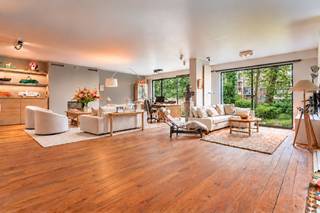 <p><strong><span>Villa-appartement met privatieve stadstuin en eigen wellnessruimte</span></strong></p>
<p><span>Thuiskomen in alle rust, op een steenworp van het stadsleven: dat is de bijzondere combinatie die dit villa-appartement biedt. Het ligt in een residentiële buurt nabij Brouwerij De Koninck, het Koning Albertpark en het Harmoniepark, met winkels, openbaar vervoer en belangrijke invalswegen vlakbij.</span></p>
<p><span>De stijlvolle inkomhal, met vestiaire en gastentoilet, leidt naar een royale leefruimte met parketvloer en open haard. Dankzij de uitzonderlijke gevelbreedte en de grote ramen krijgt de ruimte volop licht en kijkt u uit op de privatieve stadstuin. Er is plaats voor een ruime eettafel, verschillende zithoeken en een bureauhoek ,die naar wens kunnen worden ingericht.</span></p>
<p><span>Ook de keuken nodigt uit om samen te komen. Rond het kookeiland met inox werkblad is er ruimte om te koken en bij te praten; in de ontbijthoek begint u rustig aan de dag. De keuken beschikt over veel opbergruimte en Smeg-toestellen, waaronder een vijfpitsgasfornuis, grill, friteuse, oven, stoomoven, microgolfoven, vaatwasser, koelkast en diepvries.</span></p>
<p><span>Via de nachthal bereikt u drie ruime slaapkamers op parket. De masterbedroom heeft een ensuite walk-in dressing en een badkamer met ligbad, inloopregendouche en dubbele wastafel. De twee andere slaapkamers delen een tweede badkamer met inloopregendouche, wastafel en toilet.</span></p>
<p><span>De grootste verrassing wacht op een ander niveau, bereikbaar met de privatieve lift: een inpandige wellnessruimte met binnenzwembad, sauna, stoomcabine, fitnessruimte, inloopregendouche en afzonderlijk toilet. De schuiframen naar de tuin kunnen volledig open, zodat de wellnessruimte en het groen met elkaar verbonden worden. Wie een andere invulling voor deze ruimte voor ogen heeft, vindt hier bovendien bijzondere mogelijkheden.</span></p>
<p><span>Dit uitzonderlijke villa-appartement combineert een prestigieuze ligging met hoogwaardige afwerking en een luxueuze woonbeleving, perfect voor wie comfort en exclusiviteit zoekt in het hart van de stad.<br /><br />Een inpandige garage met automatische poort biedt plaats aan twee grote wagens en extra bergruimte.</span></p>
<p><strong><span>Een thuis met de ruimte van een villa, de privacy van een stadstuin en een plek om helemaal tot rust te komen.</span></strong>.</p>
<br /><span><strong>BIJZONDERHEDEN; </strong></span><br />* Uitzonderlijk villa-appartement met magnifieke privatieve tuin<br />* Uitstekende EPC; 166kWh/m², conforme keuring, asbestvrij<br />* Uitzonderlijke gevelbreedte van 17,26m <br />* Grote inpandige garage, kelder, verwarmd binnenzwembad 11m x 5m<br />* Gebouw voorzien van een nieuw dak met isolatie (2024-2025), lift conform, veiligheidsdeur