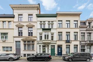 Cette magnifique maison de maître rénovée, située dans le quartier prisé de Zurenborg, allie charme authentique et confort moderne. En entrant,...