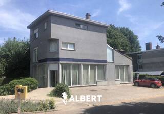 Instapklaar kantoor met centrale ligging en parkeermogelijkhedenOp deze zichtlocatie bieden wij een centraal gelegen gelijkvloers kantoor aan met...