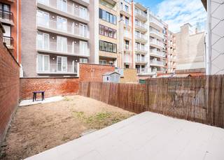 Appartement met tuin & terras te koop in de kleinschalige residentie Dona Fabiola te Koksijde. De residentie bevindt zich in de recent vernieuwde St-Idesbaldusstraat en ligt dus vlakbij zee en op wandelafstand van het commercieel centrum alsook het openbaar vervoer. <br /><br />Het appartement is gelegen op de kelderverdieping en werd als volgt ingedeeld: inkom | leefuimte met open keuken uitgevend op terras | aangename tuin | afzonderlijk toilet | badkamer voorzien van douche en lavabomeubel | slaapkamer | bergruimte.<br /><br />Op zoek naar een pied-à-terre te Koksijde met ruim terras en/of tuin? Contacteer ons snel voor een bezoek ter plaatse!