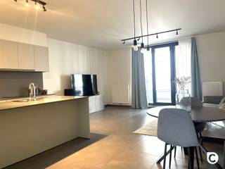 <p><span>Modern appartement met 2 slaapkamer in de residentiële Harmoniewijk !</span></p><p><span>Wonen in dit stukje Antwerpen betekent wonen in een rustige elegante en residentiële omgeving. Op 5 min naar de Antwerpse ring, onmiddellijk bij scholen, bus- en tram en dichtbij het Harmonie park. Genieten van alle voordelen van de stad maar toch net iets rustiger.</span></p><p><span>Het appartement is met zorg ingericht. Het is gelegen op de eerste verdieping. U komt het appartement binnen langs de hal waar u onmiddellijk in de ruime leefruimte komt met open keuken. Zowel langs de voorzijde krijgt u licht maar ook door de kamers die achteraan gelegen zijn. Verder zijn er nog 2 slaapkamers, een badkamer, de berging met aansluiting voor wasmachine en droogkast. </span></p><p><span>Achteraan kijkt u op groen en langs de voorzijde is er nog een fijn terras. In de kelderverdieping parkeert u uw wagen en kan u in de kelderberging nog extra spullen kwijt.</span></p><p><span> </span></p><p><span>Het appartement is als volgt ingericht : </span></p><p><span>Inkomhal:</span><span><br />Via de inkomhal betreedt u het appartement. Deze hal biedt ruimte voor een vestiaire en geeft toegang tot het gastentoilet met handenwasser.</span></p><p><span>Leefruimte en keuken:</span><span><br />Vanuit de inkomhal begeeft u zich naar de ruime woonkamer met open, hoogwaardig afgewerkte keuken met mooi aanrecht in composiet. De keuken is uitgerust met een grote koelkast met diepvriesvak, een oven, een inductiefornuis, vaatwasser en spoelbak.</span></p><p><span>Aansluitend aan de keuken bevindt zich een grote open leefruimte die plaats biedt voor een ruime eettafel en een gezellige tv-hoek. Dankzij de grote raampartij heeft u directe toegang tot het aansluitende terras.</span></p><p><span>Badkamer & slaapkamers:</span><span><br />De badkamer is voorzien van een grote inloopdouche netjes afgewerkt met tegels. Daarnaast is er een dubbel lavabomeubel met grote spiegel. Wenst u warme handdoeken ? De handdoekradiator hier aanwezig zorgt ervoor. Hoewel de badkamer voorzien is van ventilatie is er ook nog een raam voor verluchting.</span></p><p><span>De twee slaapkamers beschikken over grote raampartijen met zicht op achtertuin,.</span></p><p><span>Autostaanplaats en kelder:</span><span><br />U woont midden in de stad maar parkeren gaat vanzelf in de ondergrondse parking. Hier is ook een berging naast de lift die rechtstreeks toegang geeft naar boven.</span></p><p><span> </span></p><p><span> </span></p><p><span>E</span><span>xtra Troeven:</span></p><p><span>- lift</span></p><p><span>- groot terras</span></p><p><span>- kelder en autostaanplaats (23)</span></p><p><span>- energiezuinig : EPC A</span></p><p><span>- vliegenramen</span></p><p><span>- verlichting voorzien</span></p><p><span> </span></p><p><span>Huurprijs & Beschikbaarheid</span><span><br /></span><span>De maandelijkse huurprijs</span><span>: € 1120</span></p><p><span>Maandelijkse kosten:</span><span> € 80/ maand - verbruik gemeenschappelijke delen, onderhoud </span></p><p><span>Beschikbaar:</span><span> vanaf 1 december 2026</span></p><p><span>Plaatsbeschrijving :</span><span> 250 €/per partij</span></p><p><span> </span></p><p><span>Interesse in dit moderne appartement en wil u de eerste be</span></p><p><span> </span></p>