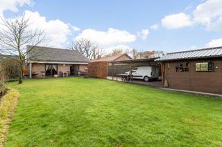 Laagbouwwoning te Kalmthout op een perceel 960m² met zwembad, bijgebouw en landelijk uitzicht! Deze energiezuinige gezinswoning werd gebouwd in...