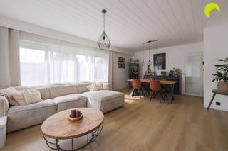 <p><span>In een rustige en groene woonwijk te Edegem bieden wij u dit gerenoveerde appartement (93m²) aan met 3 slaapkamers inclusief een garagebox en autostaanplaats. Het gebouw dateert van 1973, is steeds zeer goed onderhouden en is gelegen aan de Ernest Jouretlaan. Het appartement bevindt zich op de tweede verdieping van een klein gebouw. Vanuit het appartement kijkt u uit op groen. Er is geen lift aanwezig.<br />Gelegen in de directe nabijheid van het Sint-Goriksplein waar u verschillende winkels vindt en op wandelafstand van openbaar vervoer, scholen en de Romeinse Put.<br />Het appartement beschikt over recente dubbele beglazing met pvc-schrijnwerk en rolluiken, alsook over een individuele centrale verwarming op gas (Bulex). De elektriciteit is conform de voorschriften van het AREI.<br />Aan het gebouw zijn momenteel geen aanstaande kosten. Het dak werd vernieuwd en voorzien van isolatie. Na controle werd het appartement gecategoriseerd als "asbestveilig".</span></p><p><span>Indeling:</span></p><p><span>We betreden het appartement via de centrale inkomhal. Hier is voldoende ruimte voor een vestiaire en bevindt zich een apart gastentoilet.<br />Aan de voorzijde van het gebouw vinden we de vernieuwde en ingerichte keuken, voorzien van alle nodige toestellen. Tevens bevindt zich aan de voorzijde de lichte leefruimte.<br />Centraal in het appartement bevindt zich de ingerichte badkamer met inloopdouche, een badkamermeubel met lavabo en spiegel, alsook een bergkast.<br />Achteraan vinden we twee volwaardige slaapkamers en een derde slaapkamer, die momenteel is ingericht als wasplaats/berging.<br />In de prijs zijn de garagebox en de autostaanplaats voor de garagebox inbegrepen.<br />Er is geen syndicus in het gebouw. De vaste maandelijkse kosten bedragen ongeveer 45 euro/maand (water).</span></p><p><span>Graag sommen wij voor u nog even de troeven van dit gerenoveerde appartement op:</span></p><ul><li><span>Klein en goed onderhouden gebouw, zonder aanstaande kosten (dak reeds voorzien van isolatie).</span></li><li><span>Overal recente dubbele beglazing met pvc-schrijnwerk, asbestveilig en elektriciteit conform.</span></li><li><span>Badkamer en keuken volledig vernieuwd.</span></li><li><span>Twee volwaardige slaapkamers + derde kamer (wasplaats/berging).</span></li><li><span>Inclusief garagebox + oprit</span></li></ul><p><span>EPC:</span><span> 199 kWh/m²/jaar (B-label)<br /></span><span>P-score:</span><span> A<br /></span><span>G-score:</span><span> A</span></p><p><span>Voor een bezoek ter plaatse kan u ons contacteren op het nummer 03 449 42 41 of mailen naar </span><span><span>hallo@habicom.be</span></span><span>.</span></p><p><span>Benieuwd naar de waarde van uw woning? Check het gratis op </span><span><span>www.watismijnhuiswaard.be</span></span><span>.</span></p>