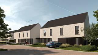 Stap binnen in de strakke elegantie van een moderne halfopen nieuwbouwwoning, compleet met inpandige garage, gelegen op een zuid-georiënteerd perceel in een serene verkaveling. Deze eigentijdse woning biedt niet alleen een oase van rust maar ook een harmonieuze mix van modern design en comfort.<br />Met 3 slaapkamers biedt deze woning voldoende ruimte voor een gezinsleven terwijl een vaste trap naar de zolder de mogelijkheid biedt voor een 4e slaapkamer. Deze energiezuinige BEN-woning is uitgerust met geavanceerde technologieën, waaronder een warmtepomp, vloerverwarming op het gelijkvloers en de verdieping, ventilatie type D met warmterecuperatie, een regenwaterput van 10.000L, zonnepanelen, en meer.<br />Het zuid-georiënteerde perceel vangt de zonnestralen optimaal op en creëert een lichte en luchtige sfeer in de woning. Interesse in deze woning of bespreekt u graag even de verschillende mogelijkheden? 0497 588 888 of ewout@huysmanbouw.be. Ook voor een afspraak in onze kijkwoning maak ik graag tijd voor u vrij. <br /> 