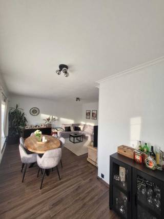 Ontdek dit appartement (incl garage) met 2 volwaardige slaapkamers, gelegen in een rustige omgeving in een doodlopende straat. De keuken is volledig uitgerust. De badkamer is afgewerkt met een inloopdouche en een wastafelmeubel. In de gang zijn er ingebouwde kasten voorzien voor stockage etc. Er is tevens een apart gastentoilet aanwezig. De woning beschikt over een gunstige EPC-score C, wat duidt op een efficiënte energieprestatie. Elektriciteit en asbestattest conform. Achteraan de woning is er nog een garage met sectionale poort (inclusief). Ook zijn er geen vaste kosten aanwezig.