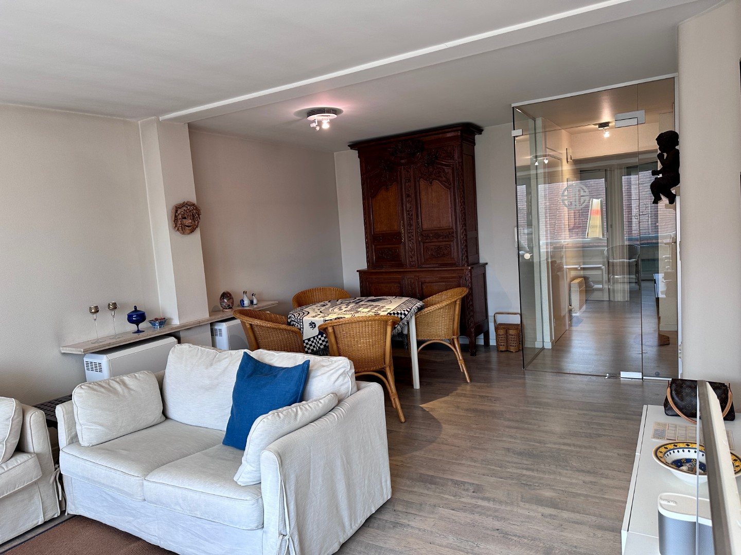 Te huur: Ruim 2-slaapkamerappartement in Het Zoute met lateraal zeezicht en optionele garage - foto 4