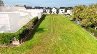 Rustig gelegen bouwgrond (11 are 29) geschikt voor een half-open bebouwing.Voor meer informatie of een bezoek: contacteer Louise Becu van OC...