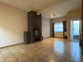woning te koop in Harelbeke<br /><br />Bent u op zoek naar een interessante investering? Dan is deze verhuurde woning in Harelbeke zeker een bezoek waard.<br /><br />Bij het betreden van de woning komt u terecht in de gezellige leefruimte. Aansluitend bevindt zich de keuken, gevolgd door de badkamer, die uitgerust is met een lavabo, toilet en douche.<br /><br />Achteraan de woning geniet u van een aangenaam en zonnig terras. Daarnaast beschikt de woning over een kelder.<br /><br />Op de eerste verdieping bevinden zich twee slaapkamers. Er is een geïsoleerde zolder, die extra opslagruimte biedt of mogelijkheid tot extra slaapkamer.