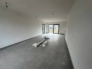 Moderne halfopen nieuwbouwwoning te huur met een praktische en comfortabele indeling. U komt binnen via een inkomhal met gastentoilet en een...