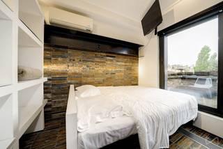 <p>Tel: 0456 79 45 19 / E-mail: sophia.vanhove@weinvest.be<br /><br /></p>
<p>We Invest heeft het genoegen om exclusief 4 prachtige penthouse studio’s aan te bieden, volledig gemeubileerd en uitgerust, met terrassen op het noordwesten/zuidoosten.</p>
<p>Gelegen in een levendige wijk van Elsene, bieden deze studio’s directe nabijheid van talrijke winkels en restaurants, evenals gemakkelijke toegang tot het openbaar vervoer, waardoor uw dagelijkse verplaatsingen moeiteloos verlopen.</p>
<p>Huurprijs: €750<br />Kosten: €150 (inclusief onderhoud van de gemeenschappelijke ruimtes, lift, elektriciteit voor gemeenschappelijke ruimtes, warm en koud water, en verzekering van de gemeenschappelijke delen)<br />Energieprestatiecertificaat (EPC): E</p>
<p>Minimumduur van het huurcontract: 1 jaar<br /><br />✨ Mis deze kans niet!</p>
<p>Ontdek meer exclusieve panden op www.weinvest.be!</p>