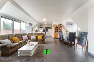 Dit ruime appartement, gelegen in het centrum van Meulebeke, biedt maar liefst 125 m² bruikbare vloeroppervlakte en telt 3 slaapkamers. Dankzij de centrale ligging bevinden handelszaken, openbaar vervoer en scholen zich op wandelafstand. Het appartement beschikt over een gunstig EPC met energielabel B. <br /><br />Het appartement vinden we terug op de derde verdieping van de residentie, en is te bereiken via zowel de trap als lift. We betreden het appartement via de inkomhal die ons toegang verleent tot de ruime en lichtrijke leefruimte. De aangrenzende keuken is uitgerust met een keramische kookplaat, koelkast, oven en dubbele spoelbak. Naast de keuken vinden we de praktische berging terug. Verder beschikt het appartement over 3 comfortabele slaapkamers en een badkamer met dubbele wastafel, ligbad en douche.<br /><br />Het appartement is momenteel verhuurd. <br /><br />Ontdek snel de troeven die deze eigendom te bieden heeft en plan snel uw bezoek in! <br /><br />Voor meer informatie of een bezoek: 051 47 48 47<br /><br />