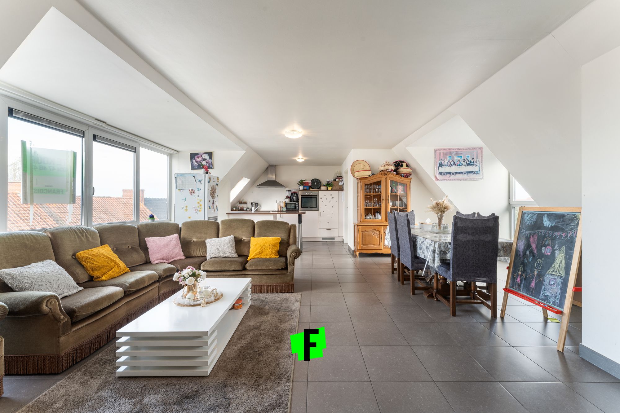 RUIM EN LICHTRIJK APPARTEMENT MET 3 SLAAPKAMERS IN MEULEBEKE - foto 2