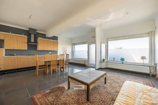 <p><span>Handelspand met woonst op een perceel van 341 m² gelegen op de grens met Kapellen in een rustige residentiële woonwijk met vlotte verbinding naar invalswegen, winkels en scholen.</span></p><p><span> </span></p><p><span>Momenteel is de winkel ingericht als studio met eigen ingang, keuken en badkamer. Ideaal voor verhuur, praktijkruimte of zelfstandige activiteit.</span></p><p><span> </span></p><p><span>De woning beschikt over 3 slaapkamers, ruime zolder met mogelijkheid tot extra slaapkamers, zuidgerichte tuin met terras zonder inkijk en garage/magazijn van 50 m².</span></p><p><span> </span></p><p><span>Mogelijk om te vormen tot eengezinswoning, investering of combinatie van wonen en werken.</span></p><p><span> </span></p><p><span>BIJZONDERHEDEN:</span></p><p><span>PVC ramen met dubbele beglazing en rolluiken op het gelijkvloers</span></p><p><span>aparte nutsvoorzieningen voor de studio en de woning</span></p><p><span>droge kelder met toegang tot de tuin</span></p><p><span>dak werd vernieuwd en geïsoleerd in 2012</span></p><p><span> </span></p><p><span> </span></p>