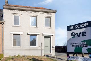 <strong>Aangename woning, net buiten het centrum van Tienen, met o.a. 3 slaapkamers, voldoende parkeermogelijkheden, enzovoort.</strong><br /><br />De woning beschikt op het gelijkvloers over een inkomhal, woonkamer, eetkamer, keuken, technische ruimte en apart toilet.<br /><br />Op de eerste verdieping bevindt zich een nachthal, met 2 slaapkamers en badkamer.<br /><br />De ruime, volledig ingerichte zolder is toegankelijk via een apart nachthal en betreft de derde slaapkamer van de woning.<br /><br />Vervolgens beschikt de woning over een kelder en aangename buitenruimte met mogelijkheden. Vooraan zijn er twee parkeerplaatsen aanwezig.<br /><br />De woning beschikt over een goede verkeerstechnische ligging t.o.v. E40, scholen, winkels, restaurants, etc.<br /><br />Interesse? Mail naar laurens@immogve.be of bel naar 0496 07 89 48.