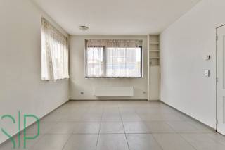 Triplex met 2 slaapkamers en terras in het centrum van Geel.Indeling van het pand op het gelijkvloers: Inkomhal vanwaar men naar de multifunctionele...