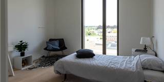 App. B11.506 op de 5de verdieping bevindt zich in residentie ‘The Meridian’ en heeft een opp. van ca. 123 m². Het app. omvat een inkom met gastentoilet, berging, badkamer, apart toilet, 2 slpk., leefruimte met open keuken en ruim terras (ca. 25 m²) met zicht op de binnentuin. Het app. is voorzien van vloerverwarming, warmtepomp en handdoekradiator.<br />Bij elk app. hoort een ondergrondse autostaanplaats en/of garagebox. Deze dient apart bij aangekocht te worden. Verder kun je een kelderberging of oplaadpunt bijkopen.<br />Vrije keuze bij verschillende leveranciers voor de binnen afwerking (vloertegels, badkamer &amp; keuken, etc.)<br />Meer info? Contacteer onze sales consultants Inge Vancluysen of Marisa Marasco op het nr. 011 41 33 23.