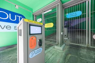  * Ruime overdekte staanplaatsen te koop in Europacentrum fase III. * Prijs €39.000,- * Inrit volledig vernieuwd. * Laadpalen aanwezig! * Toegang via...