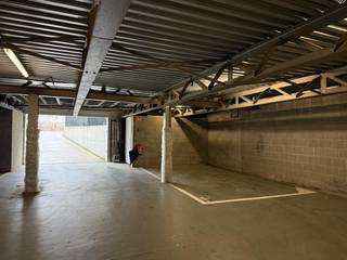 De staanplaats is gelegen aan de Haantjeslei in Antwerpen-Zuid, gelegen in de ondergrondse garage van een wooncomplex.<br />De gemeenschappelijk garage is afgesloten met een poort, de poort is te openene met een afstandsbediening.<br />De staanplaats is per direct beschikbaar.<br />Huurprijs is inclusief Btw en andere kosten.<br />