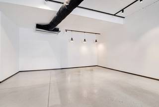 Centraal gelegen handelspand met een totale oppervlakte van ca. 145 m², pal in het centrum van Oostrozebeke.<br /><br />Het pand werd jarenlang uitgebaat als winkelruimte en beschikt over een ruime, open handelsoppervlakte met grote raampartijen aan de straatzijde. Dankzij de open indeling en neutrale afwerking kan de ruimte eenvoudig aangepast worden aan verschillende commerciële activiteiten.<br /><br />Naast de handelsruimte beschikt het pand over een praktische kitchenette, sanitaire voorzieningen en bergruimte.<br /><br />Een interessante opportuniteit voor wie op zoek is naar een goed gelegen en veelzijdig handelspand in het centrum van Oostrozebeke.<br /><br />Troeven:<br /><br />Ca. 145 m² oppervlakte<br />Centrale ligging in Oostrozebeke<br />Grote en open handelsruimte<br />Veel natuurlijke lichtinval<br />Geschikt voor verschillende handelsactiviteiten<br />Kitchenette, sanitair en bergruimte<br />Onmiddellijk bruikbaar<br /><br />Bent u op zoek naar een handelspand in het centrum van Oostrozebeke ? Neem vandaag nog contact met ons op en plan uw bezoek.