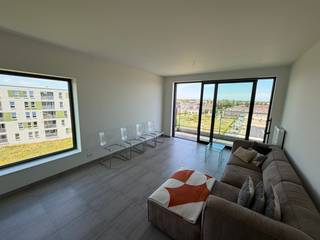 Residentie Waterleau geniet van een uitstekende ligging langs de vaart en biedt een prachtig, open zicht op het water en de omliggende groene omgeving. Het project bevindt zich op een boogscheut van Kortrijk en combineert rust met een vlotte bereikbaarheid. Dankzij de nabijheid van verschillende invalswegen zijn omliggende steden en gemeenten gemakkelijk te bereiken. Bovendien bevinden scholen, winkels en andere voorzieningen zich in de directe omgeving.<br /><br />Het appartement zelf is praktisch en aangenaam ingedeeld. Bij het binnenkomen kom je in de lichtrijke leefruimte met open keuken, waar grote raampartijen zorgen voor een mooie lichtinval en een prachtig uitzicht op de vaart. De open keuken sluit naadloos aan op de leefruimte, waardoor een gezellige en ruimtelijke sfeer ontstaat.<br /><br />Verder beschikt het appartement over één slaapkamer, met aansluitend de badkamer. Daarnaast is er een apart toilet en een praktische berging voorzien. Buiten is er een ruim terras waar het heerlijk vertoeven is en waar je in alle rust kan genieten van het open zicht en de omgeving.<br /><br />Het appartement beschikt over een gunstig EPC en is uitgerust met centrale verwarming op aardgas.<br /><br />Tot slot hoort er bij het appartement nog een private berging op de -1 verdieping, ideaal voor extra opslagruimte. Er is bovendien de mogelijkheid om een ondergrondse staanplaats aan te kopen voor €15.000, wat zorgt voor extra gemak en veiligheid voor je wagen.<br /><br />Interesse? Aarzel niet en plan vandaag je bezoek nog in! <br /><br />