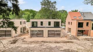 Nieuwbouwproject met halfopen woningen, 4 slpk en 2 badk!Oplevering mogelijk mei 2026In een rustige, doodlopende zijstraat van het bruisende centrum...
