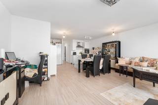 <p>Te koop: Instapklaar appartement in Deurne, centraal gelegen met vlotte verbindingen naar Antwerpen.<br /><br />Dit appartement combineert een strategische ligging met comfortabel en energiezuinig wonen in een gebouw van 2010. Dankzij de centrale locatie bevinden winkels, scholen, openbaar vervoer en belangrijke invalswegen zich binnen handbereik. Het appartement is perfect onderhouden en momenteel verhuurd, wat zorgt voor een onmiddellijke opbrengst en het bijzonder interessant maakt als investering. Met een gunstig EPC-label A geniet u bovendien van een energiezuinige woonst met extra wooncomfort en lagere verbruikskosten. Een interessante opportuniteit voor zowel investeerders als kopers die op zoek zijn naar een instapklaar appartement in Antwerpen.<br /><br />Belangrijkste ruimtes:<br />• Inkomhal met toegang tot de verschillende ruimtes<br />• Lichtrijke woonkamer met aangename leefruimte<br />• Keuken uitgerust met keramische kookplaat, oven, koelkast, dampkap, vaatwasser en spoelbak<br />• 2 slaapkamers<br />• Badkamer met ligbad en wastafel in meubel<br />• Apart toilet<br />• Terras<br /><br />Troeven:<br />• Centrale ligging op de Bisschoppenhoflaan nabij Antwerpen, openbaar vervoer, winkels en scholen.<br />• Energiezuinig appartement met EPC-label A.<br />• Perfect onderhouden en momenteel verhuurd, ideaal als zorgeloze investering.<br /><br />Neem vandaag nog contact op met je ERA-makelaar voor een bezoek. JOUW DROOMAPPARTEMENT. ZO GEVONDEN!</p>