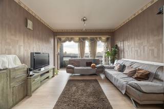 <p><strong>Lichtrijk appartement met panoramisch uitzicht en terras aan de Belgiëlei</strong></p><p> </p><p><strong>Troeven</strong></p><ul><li><p><strong>Toplocatie:</strong> Gelegen op de gegeerde Belgiëlei in Antwerpen met vlotte verbindingen.</p></li><li><p><strong>Uitzicht &amp; Licht:</strong> Gelegen op de 7e verdieping met een indrukwekkend veruitzicht.</p></li><li><p><strong>Buitenruimte:</strong> Balkon/terras over de volledige breedte van de leefruimte.</p></li><li><p><strong>Extra bergruimte:</strong> Inclusief maar liefst 2 private kelderbergingen.</p><p> </p></li></ul><p><strong>Beschrijving</strong><br /></p><p>Op de 7e verdieping van een statig gebouw aan de bruisende Belgiëlei bieden wij dit lichtrijke en praktisch ingedeelde 1-slaapkamerappartement aan. Door de hoge ligging (met 2 liften) geniet u hier van een overvloed aan natuurlijk licht en een panoramisch zicht over de stad.</p><p> </p><p><strong>Lichtrijke leefruimte &amp; terras</strong> U betreedt het appartement via de centrale inkomhal voorzien van een vestiaire, een aparte berging en een afzonderlijk toilet. De ruime woonkamer (24 m²) vormt het hart van de woning. Dankzij de brede schuifpui stapt u zo het aangename terras op, waar u in alle rust kunt genieten van het weidse zicht op de bomenrij van de lelei en de Antwerpse skyline.</p><p> </p><p><strong>Keuken, slaapkamer &amp; badkamer</strong> Aansluitend aan de hal bevindt zich de aparte keuken met raampartij. De rustig gelegen slaapkamer (14 m²) biedt meer dan voldoende ruimte voor een tweepersoonsbed en een grote kastenwand. De badkamer is uitgerust met een ligbad met douchefunctie en een wastafel.</p><p> </p><p><strong>Dubbele opbergruimte</strong></p><p>Een grote troef van dit appartement is de aanwezigheid van maar liefst <strong>2 private kelderbergingen</strong> in de ondergrondse verdieping, ideaal voor extra opslag.</p><p> </p>