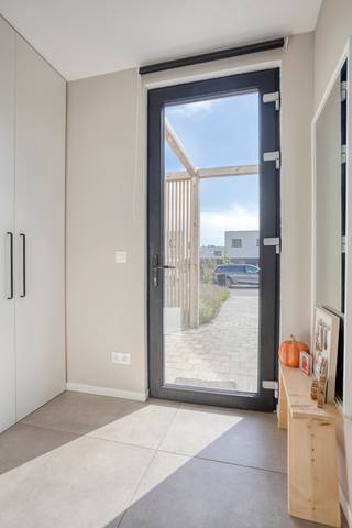 Voor meer informatie, extra foto’s of om een bezoek in te plannen, contacteer Gil via 016 792 900 of gil.christiaens@homixx.be.<br /><br />Bent u op zoek naar een moderne, comfortabele woning waar u zonder grote zorgen meteen uw intrek kunt nemen? Dan is deze recente woning, gebouwd in 2020, absoluut het ontdekken waard.<br /><br />Deze verzorgde woning combineert een hedendaagse uitstraling met een praktische en aangename indeling. Bij het binnenkomen wordt u verwelkomd in een lichtrijke leefruimte die mooi aansluit op de moderne open keuken. De keuken is volledig uitgerust met de nodige toestellen en vormt dankzij haar open karakter het ideale hart van de woning. Hier geniet u gezellig samen met familie of vrienden, met een directe verbinding naar de leefruimte.<br /><br />De woning beschikt over maar liefst drie slaapkamers, waardoor er voldoende ruimte is voor een gezin, een thuiskantoor of een hobbyruimte. Daarnaast zijn er twee badkamers, een extra troef die zorgt voor het nodige comfort en gemak in het dagelijkse leven.<br /><br />Ook buiten heeft deze woning heel wat te bieden. De gezellige tuin vormt een aangename plek om tot rust te komen, te genieten van een zomerse avond of gezellig te tafelen in openlucht.<br /><br />Dankzij de bouw in 2020 geniet u bovendien van het comfort en de hedendaagse technieken van een recente woning, zonder de onzekerheden en renovatiewerken die bij oudere woningen vaak komen kijken.<br /><br />Een moderne en instapklare woning met drie slaapkamers, twee badkamers en een gezellige tuin: een ideale thuis voor wie comfort en hedendaags wonen wil combineren.