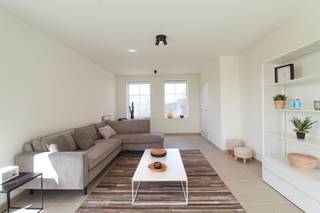 <strong>Energiezuinige nieuwbouwwoning</strong> te huur gelegen langs de Gitsestraat te Roeselare.<br />Deze woning beschikt over alle nodige <strong>hedendaagse comfort</strong> en is bovendien bijzonder <strong>lichtrijk</strong>!<br />Het is dichtbij winkels, scholen en op enkele minuten van de autostrade en invalswegen.<br />De woning is uiterst <strong>energiezuinig </strong>en zit op het <strong>warmtenet </strong>(<strong>EPC A).</strong> <br /><br />Gelijkvloers bestaande uit inkom, gastentoilet,<strong> leefruimte met open keuken</strong> en zicht op de tuin.<br />Beneden is er ook nog een<strong> berging/wasplaats</strong><strong>. </strong>Buiten is er een privé autostaanplaats. <br />Op het verdiep vinden we <strong>drie  slaapkamers</strong>, badkamer met <strong>bad, douche </strong>en een apart toilet. <br />Er is ook nog een <strong>ruime zolder </strong>die voor extra bergruimte zorgt.<br /><br /><strong>Huurprijs € 1.100 per maand</strong>.<br />De woning is <strong>beschikbaar vanaf juli</strong>.<br /><br />Vraag nu uw bezoek aan via MijnHuurprofiel.