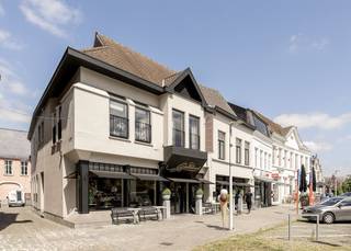 <p>TOPgelegen in het centrum, aan en met zicht op de Schelde: ideaal investeringspand: mooi ingerichte winkelruimte/bakkerij met atelier, 3 garages, groot appartement met terras, en een extra appartement. <br />Veel potentieel! <br /><br />Deze prachtige eigendom omvat een prachtig ingerichte winkelruimte/bakkerij van 145m², een atelier van 300m² en een garage van 120 m². <br />Op de bovenverdieping ligt een groot perfect onderhouden appartement van 215m² met zonnig terras van 25m². Extra appartement (aparte inkom). <br /><br />grote voorliggende parking, en dit pal in het centrum aan de Schelde. <br /><br />Het geheel biedt dankzij de hoekligging en de mix van commerciële en residentiële functies een uitstekende opportuniteit voor investeerders of ondernemers die wonen en werken willen combineren in het hart van de stad.<br /><br />Grijp deze unieke kans om te investeren in een veelzijdig pand met toekomstpotentieel op een toplocatie in Oudenaarde!<br /><br />Bezoek na afspraak met IMMO BEGUIN; info@immobeguin.be</p>