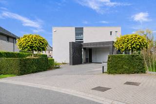 SITUATIONCette villa architecturale est située à Merelbeke, dans une impasse particulièrement calme et adaptée aux enfants. Cet emplacement combine...
