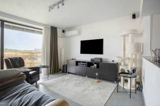<strong>Ruime nieuwbouwwoning (bel-etage)) van 2021 in het 'Anemoonproject' met o.a. een bewoonbare oppervlakte van 220 m², 2 ruime slaapkamers (waarvan één kan opgedeeld worden in 2 slaapkamers), inpandige garage, zonnepanelen, warmtepomp en zoveel meer! E-peil 1. *Verkoop onder registratierechten*</strong><br /><br />Het gelijkvloers van de woning bestaat uit een inkomhal met vestiaireruimte, garage en polyvalente ruimte dat geschikt is voor zelfstandige/vrij beroep.<br /><br />Op de eerste verdieping bevindt zich een nachthal, woonkamer met toegang tot het terras, volledige geïnstalleerde keuken met Coocker-kraan, eetruimte, wasplaats en apart toilet.<br /><br />De tweede verdieping/zolder beschikt over een nachthal, twee ruime slaapkamers, apart toilet en een badkamer met dubbele lavabo, ligbad en douche. <br /><br />Aan de buitenkant bevindt zich een aangename tuin. De woning is langs de achterkant toegankelijk via een poortje. <br /><br />CV via warmtepomp, vloerverwarming en zonnepanelen.<br /><br />De woning beschikt over een goede verkeerstechnische ligging t.o.v. E40, winkels, scholen, restaurants, station, openbaar vervoer, etc.<br /><br />Interesse? Mail naar laurens@immogve.be of bel naar 0496 07 89 48.