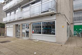<strong>Handelsruimte recht tegenover AZ Monica, vrij te benutten als kantoor, winkel, praktijk, ... </strong><br /><br /><strong>Indeling:</strong><br />Men komt meteen binnen in een <strong>grote open ruimte van ca. 150m²</strong>, momenteel ingericht als HoReCa, maar ideaal als <strong>winkel, kantoor en/of praktijk</strong>. De raampartijen vooraan in een hoek, zorgen voor <strong>extra visibiliteit.</strong> <br />Centraal vindt men een keuken terug met berging, toiletten (M/V). Achteraan, een lounge / 2de berging, waarvan de scheidingswand met het grootste gedeelte verwijderd kan worden (geen draagmuur). Beide bergingen zijn bereikbaar via een zij-ingang om te <strong>laden en te lossen</strong>. <br /><br /><strong>Bijzonderheden:</strong><br /><strong>Twee autostaanplaatsen</strong> rechts van het gebouw;<strong> verplicht </strong>mee aan te kopen aan <strong>€6.000 per stuk.</strong><br />Maandelijkse kosten: ca. 350,- EUR / maand <em>[Beheer; verbruik/onderhoud algemene delen + provisie verwarming].</em><br /><br /><strong>Ligging:</strong><br /><strong>Strategisch</strong> gelegen vlak aan <strong>AZ Monica. </strong>Het handelsgelijkvloers ligt in een residentiële wijk met alle faciliteiten om de hoek, incl. openbaar vervoer recht voor de deur.