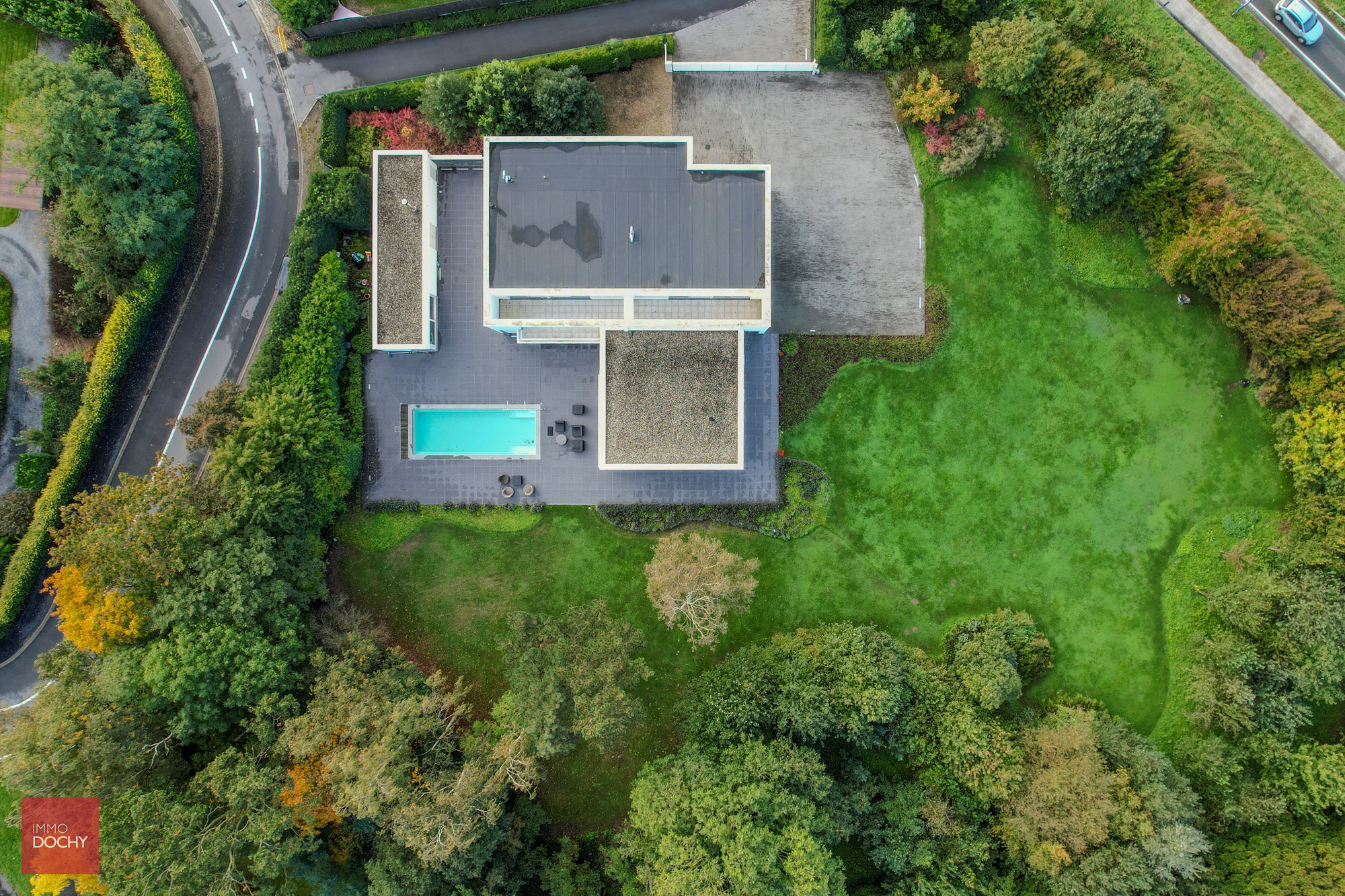 Centraal gelegen moderne ruime villa met appartement of burelen op ca. 5.664m² - foto 4