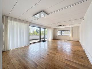 IDEAAL VOOR ONDERNEMERS DIE RUST EN BEREIKBAARHEID ZOEKEN * Ruim kantoor van 150m² op de eerste verdieping * Energiezuinig gebouw (2013) met A-label...