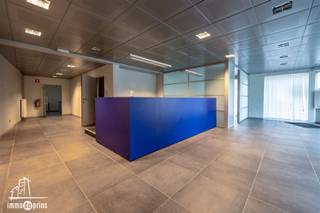 In deze landelijke grensgemeente ligt dit gelijkvloerse kantoor op een hoeklocatie, met direct parkeermogelijkheden in de straat. Dankzij de...