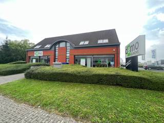 Fantastisch gelegen kantoorruimte van 252 m² met uitstekende zichtlocatie aan de afrit 18 Erpe-Mere van de E40. Vlotte bereikbaarheid met het...
