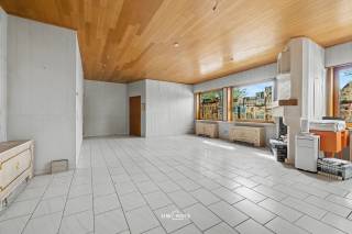 Bent u op zoek naar een ruime eigendom met heel wat potentieel? Dan is deze woning, gelegen op een groot perceel, zeker het ontdekken waard.<br /><br />De woning dient grondig gerenoveerd te worden, maar biedt dankzij de ruime indeling en het royale perceel een uitstekende basis om er een prachtige gezinswoning van te maken. Op het gelijkvloers beschikt de woning over een ruime leefruimte, grote keuken, berging, badkamer en veranda. Op de eerste verdieping bevinden zich 3 slaapkamers en een tweede badkamer.<br /><br />Mogelijkheid tot verkaveling<br /><br />Dankzij de ruime straatbreedte biedt deze eigendom de mogelijkheid om het perceel te verkavelen in 2 percelen voor halfopen bebouwing. Dit maakt de woning bijzonder interessant voor investeerders of ontwikkelaars. Een eventuele verkaveling is uiteraard onder voorbehoud van het verkrijgen van de nodige vergunningen.<br /><br />Troeven:<br /><br />Groot perceel<br />Volledig te renoveren woning met veel potentieel<br />Ruime leefruimte en keuken<br />Grote tuin<br />Mogelijkheid tot verkaveling in 2 percelen voor halfopen bebouwing<br />Rustige ligging<br /><br />Een eigendom met tal van mogelijkheden, ideaal voor wie op zoek is naar een renovatieproject met ruimte of een interessante investering.<br /><br />Hebt u interesse? Contacteer ons via info@uw-huis.be voor meer informatie of een bezoek ter plaatse.