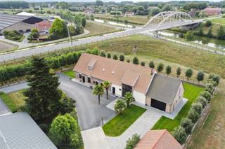 Op een uitzonderlijk en strategisch gelegen perceel van maar liefst 3,8 hectare bieden wij dit instapklare landbouwbedrijf aan met tal...