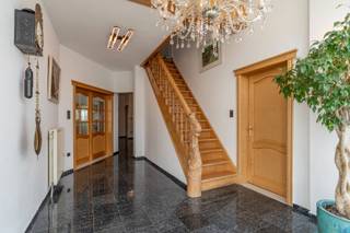 In het prachtige Maaseik staat een schitterend landhuis te koop. Deze open bebouwing uit 2001 is gelegen op een ruim perceel van 917 vierkante meter en biedt een bewoonbare oppervlakte van maar liefst 315 vierkante meter. De EPC-waarde van deze woning bedraagt 194 kWh, wat resulteert in een energielabel B. De woning is uitgerust met 18 zonnepanelen.<br /><br />Het landhuis beschikt over een riante tuin met een zuidelijke oriëntatie, waardoor u de hele dag van de zon kunt genieten. Daarnaast is er ook een garage aanwezig, maar liefst voor 4 wagens, waardoor er voldoende parkeergelegenheid is voor meerdere voertuigen.<br /><br />De woning zelf is zeer ruim en voorzien van alle comfort. De indeling is zeer praktisch en biedt veel mogelijkheden. De woning is uitgerust met degelijke, mooie en duurzame materialen. De grote ramen zorgen voor veel natuurlijk lichtinval en een prachtig uitzicht op de tuin.<br /><br />Dit landhuis is ideaal voor wie op zoek is naar rust en ruimte, maar toch dicht bij alle voorzieningen wil wonen. Maaseik biedt een gezellig stadscentrum met tal van winkels, restaurants en scholen. Daarnaast is de ligging ook ideaal voor wie graag in de natuur vertoeft, met verschillende wandel- en fietsroutes in de omgeving.<br /><br />Kortom, dit landhuis in Maaseik is een unieke kans voor wie op zoek is naar een ruime woning met veel mogelijkheden, een prachtige tuin en een ideale ligging.<br /><br />Voor verdere informatie mag je Danny bellen op 0471/100 069 of mailen naar danny@limburgsvastgoed.be